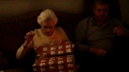 Реакция бабушки на неожиданный подарок смотреть видео прикол - 0:49